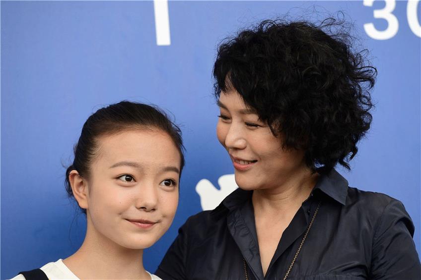 Hoffen auf den „Löwen“ für „Angels Wear White“: Schauspielerin Zhou Meijun (links) und Regisseurin Vivian Qu.  Foto: afp