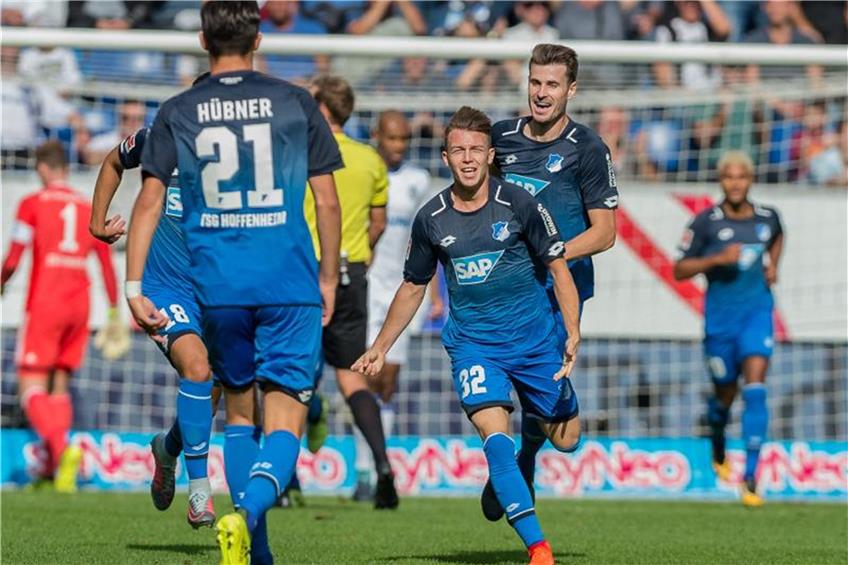 Hoffenheims Dennis Geiger (Mitte) bejubelt sein Tor zum 1:0 gegen Schalke. Foto: Daniel Maurer dpa