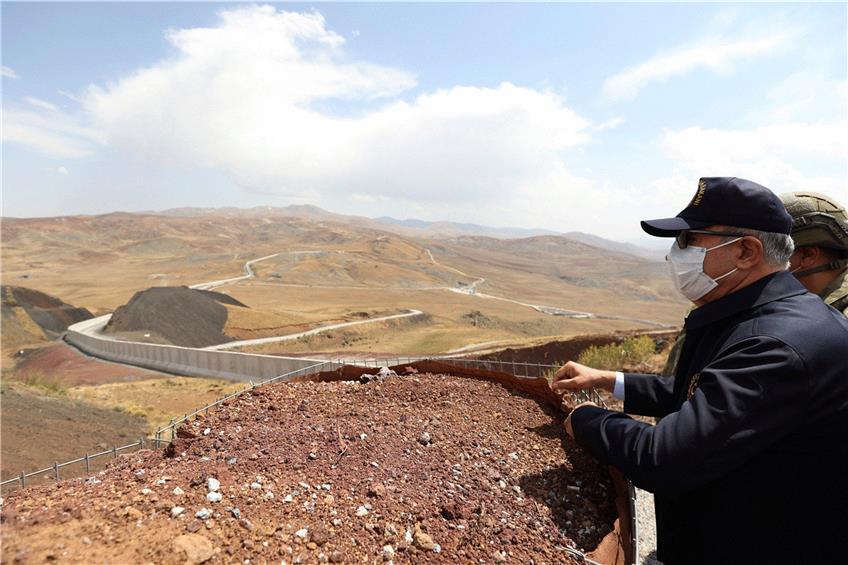 Hulusi Akar, Verteidigungsminister der Türkei, steht an einer Sicherheitsmauer an der türkisch-iranischen Grenze in der türkischen Provinz Van. Foto: -/Turkish Defense Ministry/AP/dpa
