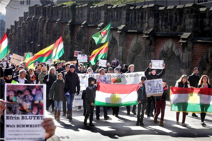 Hunderte demonstrierten am Samstag in Tübingen gegen den Einmarsch der Türkei in den kurdischen Kanton Afrin im Norden Syriens – und forderten einen sofortigen Stopp der deutschen Waffenexporte an den Nato-Partner Türkei. Bild: Faden