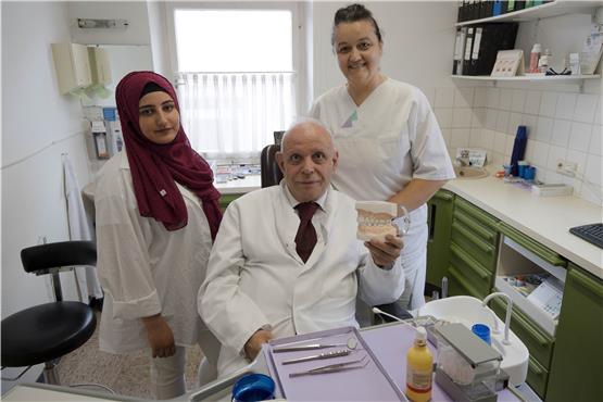 Hussein Rajab mit seinen Zahnarzthelferinnen Haya Zeitoun (links) und Vesna Gavrilovic am Arbeitsplatz. Bild: Klaus Stifel
