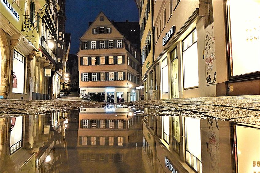 IN DER KIRCHGASSE in Tübingen spiegelt sich die abendliche Leere. Leserbild: Ulrich Müller