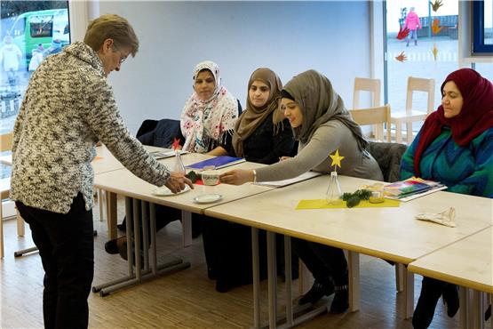 „Ich dachte, ich kann ein wenig helfen“: Mit dieser Motivation hat die ehemalige Grundschullehrerin Karin Schaefert sich fürs Sprachkurs-Team des Flüchtlingsnetzwerks gemeldet. Den Unterricht gestaltet sie so anschaulich wie möglich.Bild: Franke