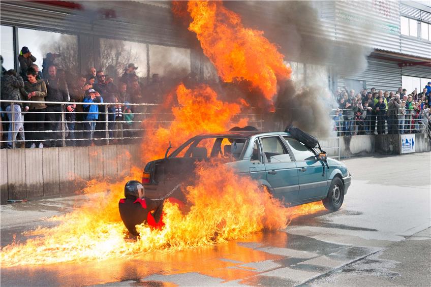 Ich geh‘ für Dich durchs Feuer: In diesem Fall Gonzalez Nock auf einer Art fliegendem, ziemlich heißem Teppich hinter dem von Mario Cortez gesteuerten Wagen bei der Monstertruck-Show in Mössingen am Ostermontag. Bild: Franke