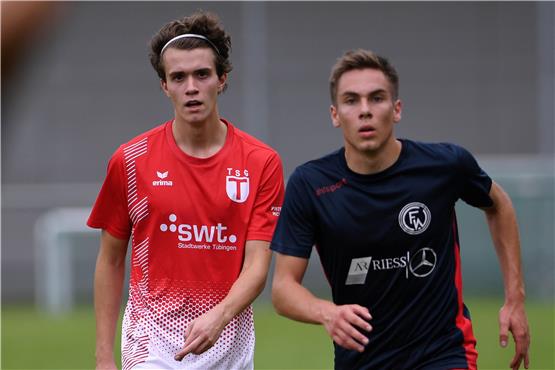 „Ich möchte einfach mal eine Saison ohne größere Verletzungen spielen“: Tübingens Christoph Hollnberger (links) im Spiel gegen Wangen. Bild: Ulmer