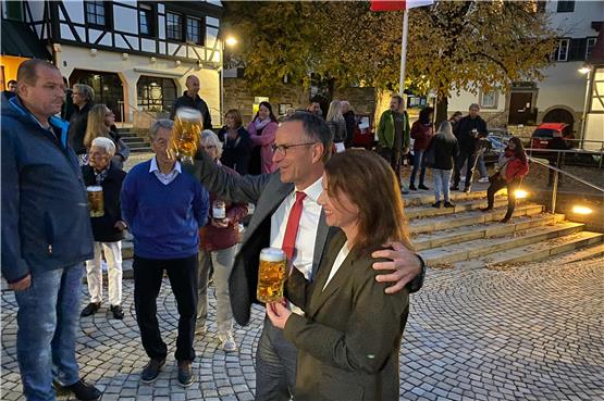 "Ich nehme das Votum gerne an": Bernd Haug prostet den Gratulanten am Wahlabend zu. Bild: Frank Rumpel