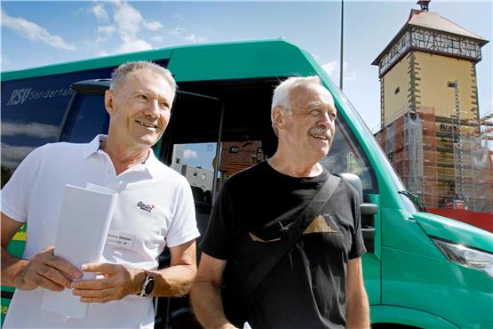 Ihr Angebot kommt an: Die Stadtführer Thomas Weiblen (links) und Helmut Kober bieten Bustouren auf die Achalm an.Archivbild: Horst Haas