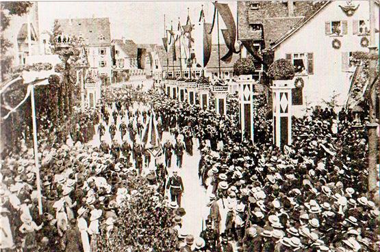 Ihr letztes großes Jubiläum feierte die Bürgerwache Rottenburg 2014. Dieses Bild zeigt die Parade zum 600-jährigen Bestehen im Jahr 1914. Das Antlitz der Stadt hat sich seither mehr verändert als das Outfit der Uniformierten. Archivbild: Bürgerwache