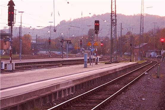 Im Bahnhof Tübingen stehen die Signale auf rot – bis auf das ins Steinlachtal (halb links im Bild). Immerhin ist die Technik relativ modern. Auf der Zollernbahn steht auch Technik, deren Ersatzteile von Hand geschmiedet werden müssen. Bild: Mario Beißwenger