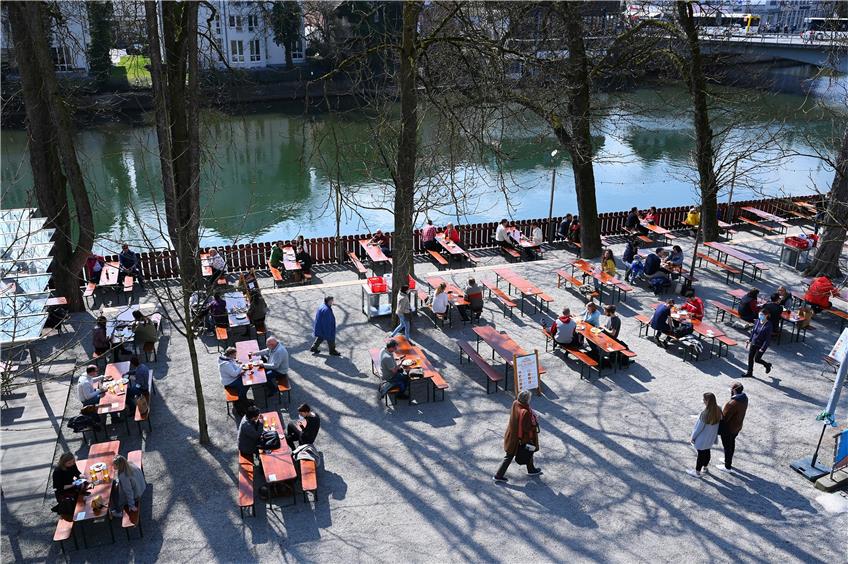 Im Biergarten kann man in Tübingen ab Donnerstag auch ohne Test sitzen. Archivbild: Ulmer