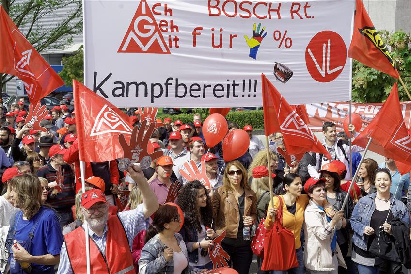 Im Bild ist eine Streikdelegation von Bosch im Jahr 2016 vor der Tübinger Firma Erbe zu sehen. Archivbild: Metz