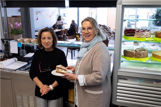 Im Bodelshäuser Café im Kastanienhof gibt es einen überraschenden Trendkuchen, verraten Andrea Armbruster (rechts) und Mai Tran. Bild: Klaus Franke