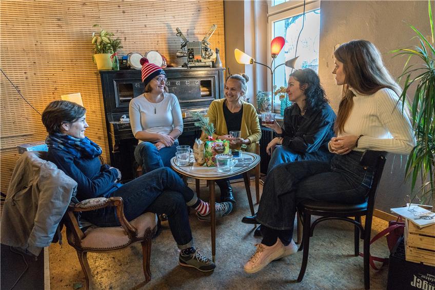 Im Café Haag: Marta Berger, Aleksandra Gardecka,Magdalena Szabert, Hania Szczepowska und Magdalena Trocha (von links). Bild: Ulrich Metz