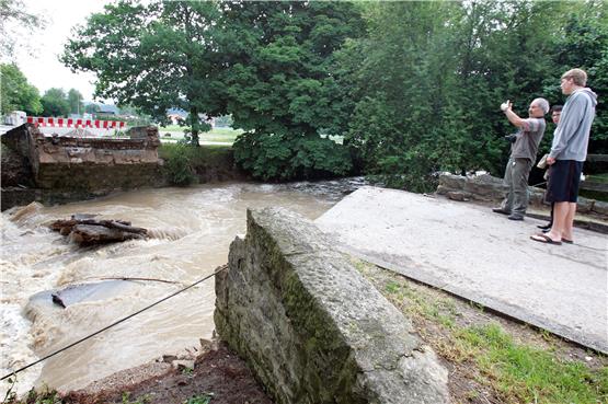 Im Juni 2008 riss die überquellende Starzel kurz vor ihrer Mündung in den Neckar (bei Bieringen) diese fast 300 Jahre alte Doppelbogenbrücke weg. Menschen kamen nicht zu Schaden. Weiter flussaufwärts, im Killertal, starben damals drei Menschen im Hochwasser. Archivbild: Rainer Mozer