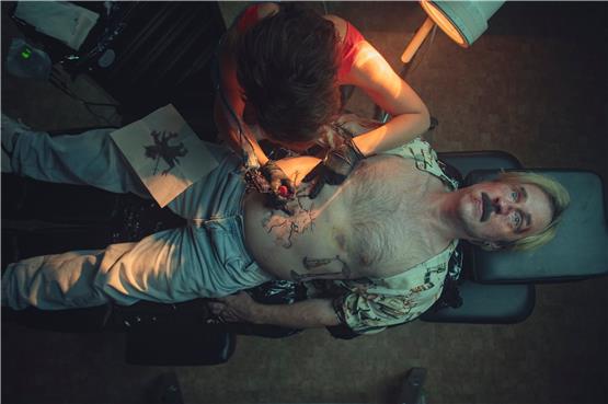 Im Liegen: Jakob (Bjarne Mädel) bekommt sein nächstes Tattoo.  Foto: Bernd Spauke/Netflix/dpa