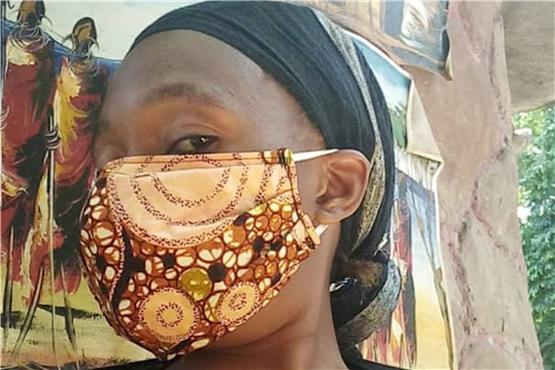 Im Mädchen-Schutzhaus von Moshi zeigt sich eine Bewohnerin mit selbstgenähter Maske aus afrikanischem Stoff. Privatbild