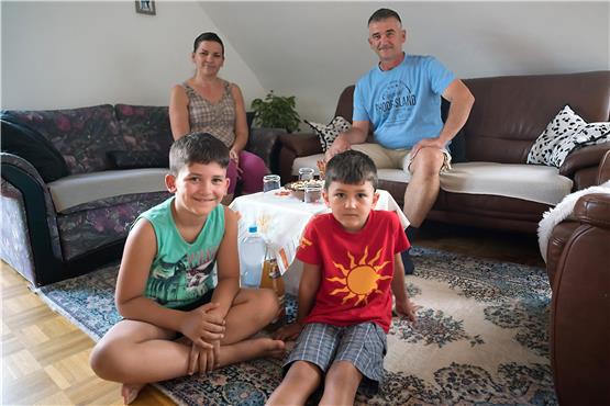 Im Mai haben Arvi, 8 Jahre, und Noel, 5, und die Eltern Vitore und Arben Kacorri ein neues Zuhause in einem Tübinger Teilort gefunden.Bild: UIrich Metz