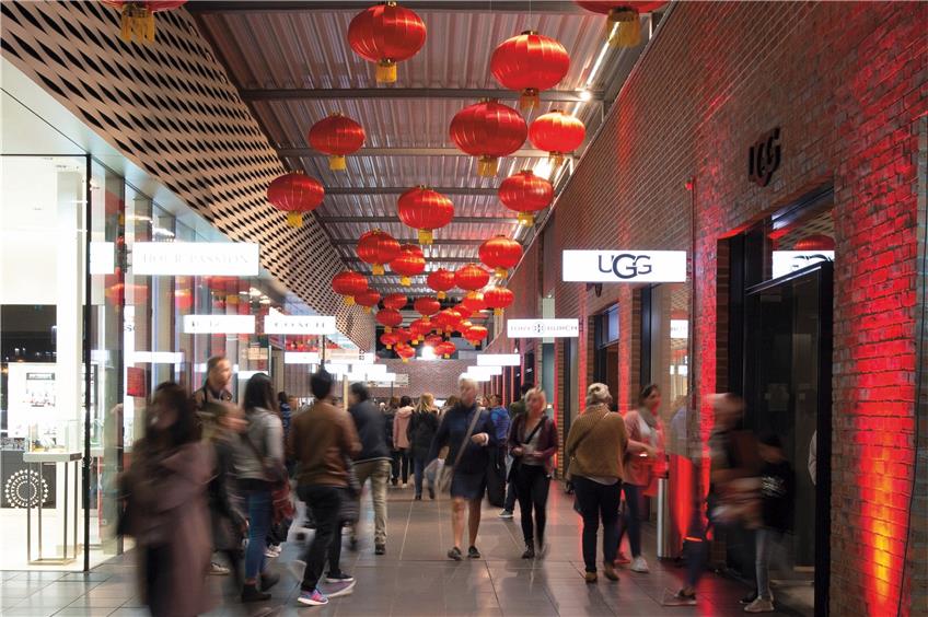 Im Metzinger Outlet ist fürs chinesische Neujahrsfest dekoriert – doch Gäste aus China kommen wegen des Coronavirus kaum noch. Bild: Holy AG