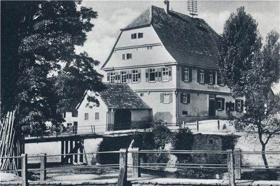 Im Mössinger Rathaus rasselten Ketten. Die Aufnahme aus den 1930er Jahren zeigt das Gebäude mit Schuppen und den alten Holzbrücken über die Steinlach. Erbaut wurde das „Alte Rathaus“ 1567. Repro: Herbert Hägele