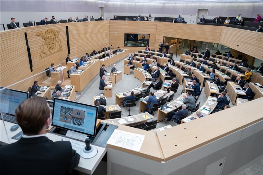 Im Plenarsaal im Landtag von Baden-Württemberg debattieren Abgeordnete. Wird sich ihre Zahl weiter erhöhen? Foto: Bernd Weißbrod/dpa