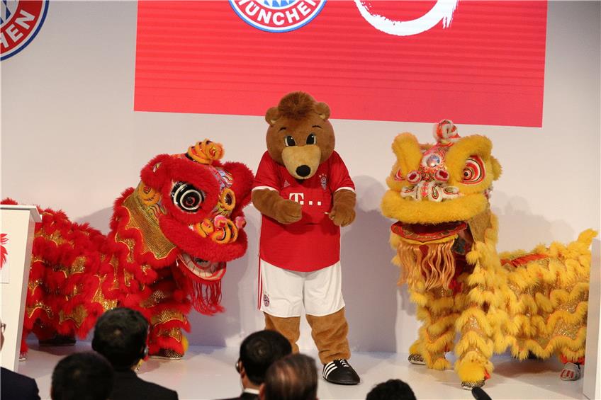 Im Rahmen der Büroeröffnung des FC Bayern München in Schanghai freundete sich das Maskottchen Berni mit den chinesischen Drachen an. Foto: afp