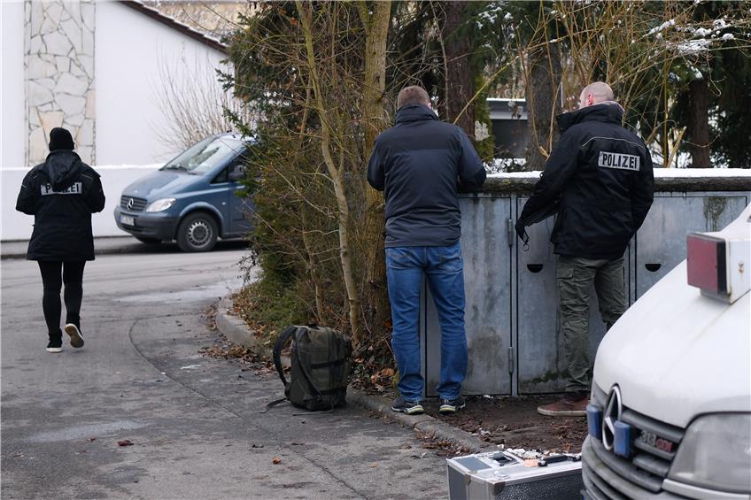 Im Rottenburger Kreuzerfeld ermittelte die Kriminalpolizei den Verdacht eines Tötungsdeliktes. Kripo-Beamte sind am Fundort. Bild: Ulmer