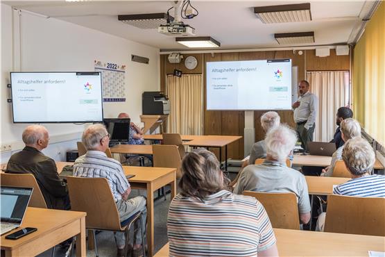 Im Senioren-Internet-Café Mössingen ging es am bundesweiten Digitaltag um eine App, die Hilfe im Alltag verspricht.Bild: Carolin Albers