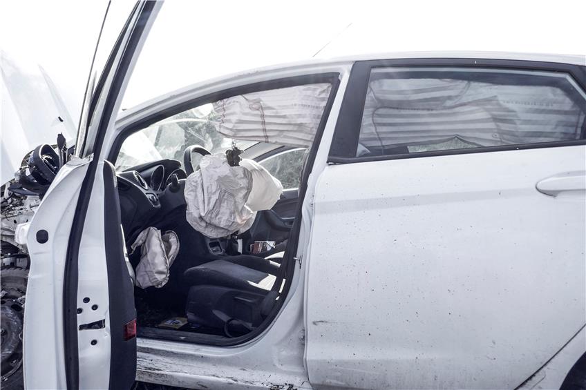 Im Wagen der 58-Jährigen löste beim Zusammenprall der Airbag aus. Bild: Gert Fleischer