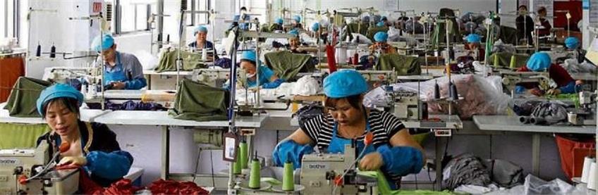 Im chinesischen Chengdu stellen Näher/innen im Konfektionsbetrieb Otex Bio-Seidennachthemden für die Textilfirma Rösch her. Löhne und Arbeitsbedingungen werden regelmäßig von der "Fair Wear Foundation" überprüft.