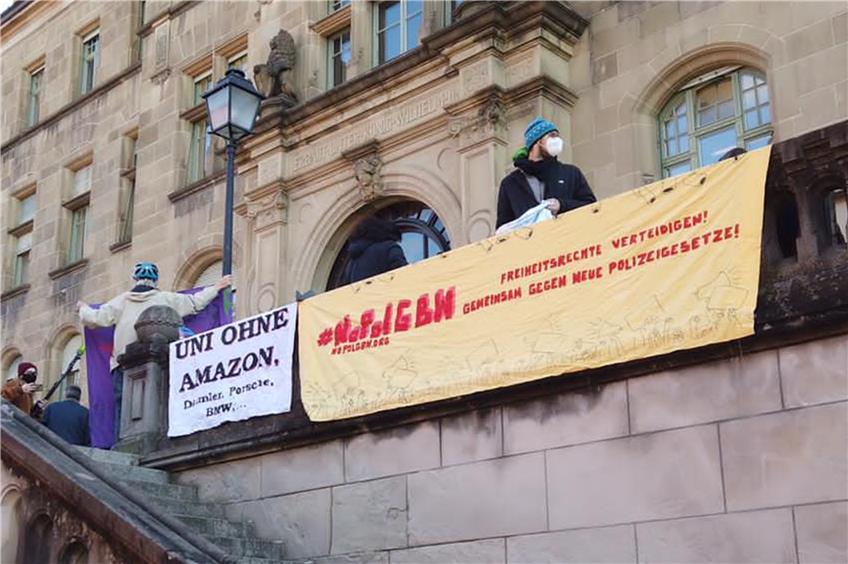 Im vergangenen Dezember beim Prozess gegen einen Aktivisten demonstrierten Unterstützer vor dem Gerichtsgebäude in der Doblerstraße. Archivbild: Jonas Bleeser