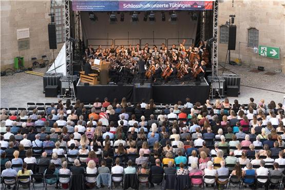 Im vergangenen Jahr eröffnete das Akademische Orchester die Festspiele auf dem Schlosshof.Archivbild: Ulrich Metz