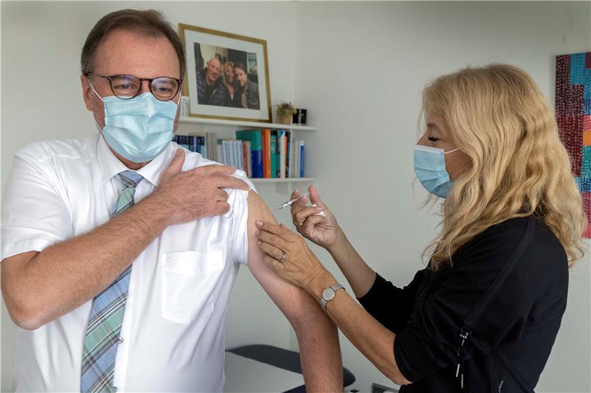 Im vergangenen Oktober ließ sich Tübingens Landrat Joachim Walter bereits öffentlichkeitswirksam gegen Grippe impfen, um für die Impfung zu werben. Archivbild: Klaus Franke