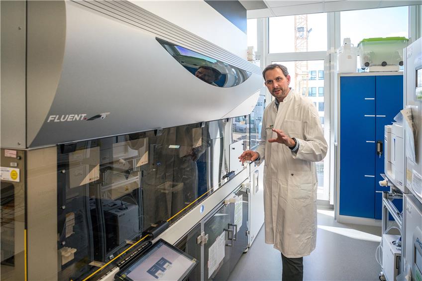 Immatics-Vizepräsident Dr. Dominik Maurer im Labor vor einem der Geräte, die jeweils über eine halbe Million Euro kosten. Bilder: Ulrich Metz