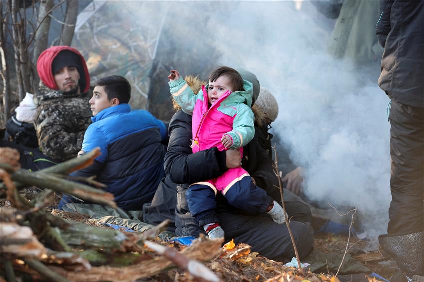 Immer mehr Flüchtlinge harren an der Grenze zwischen Belarus und Polen aus.  Foto: Leonid Shcheglov/BelTA/AP/dpa