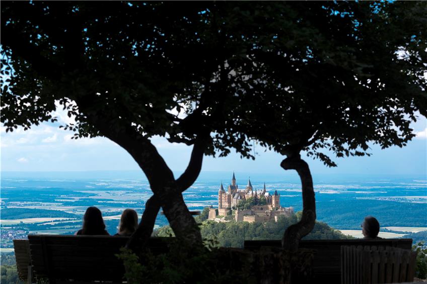 Immer wieder ein Hingucker: der Blick vom Zeller Horn auf die Burg Hohenzollern. Bild: Wolfgang Albers