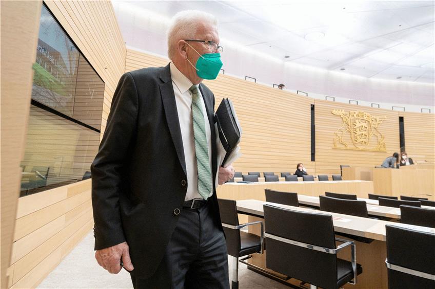 „Impfstoff kommt“: Ministerpräsident Winfried Kretschmann im Landtag. Foto: Marijan Murat/dpa