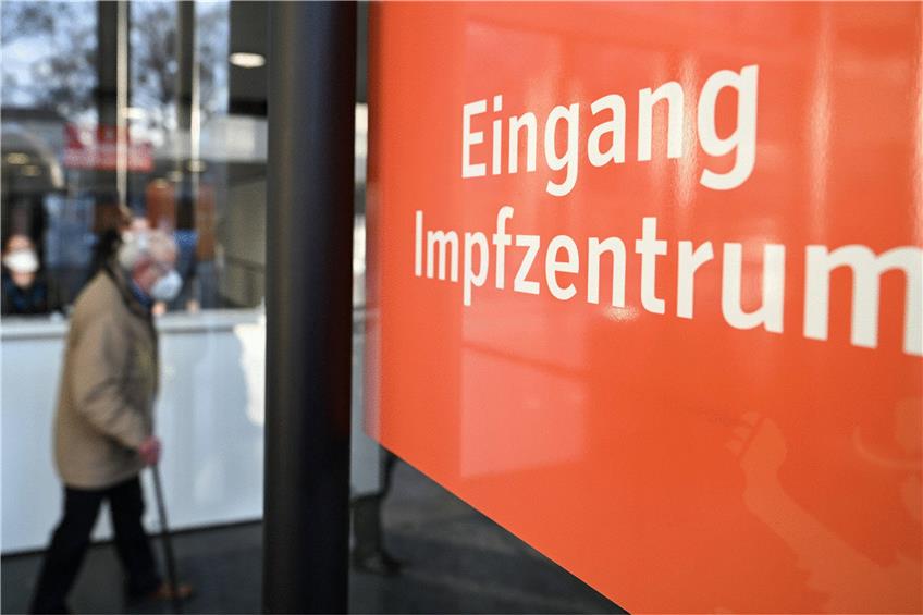 Impfzentrum in Ravensburg: Bald schon sollen die ersten Lehrer zum Zuge kommen. Foto: Felix Kästle/dpa