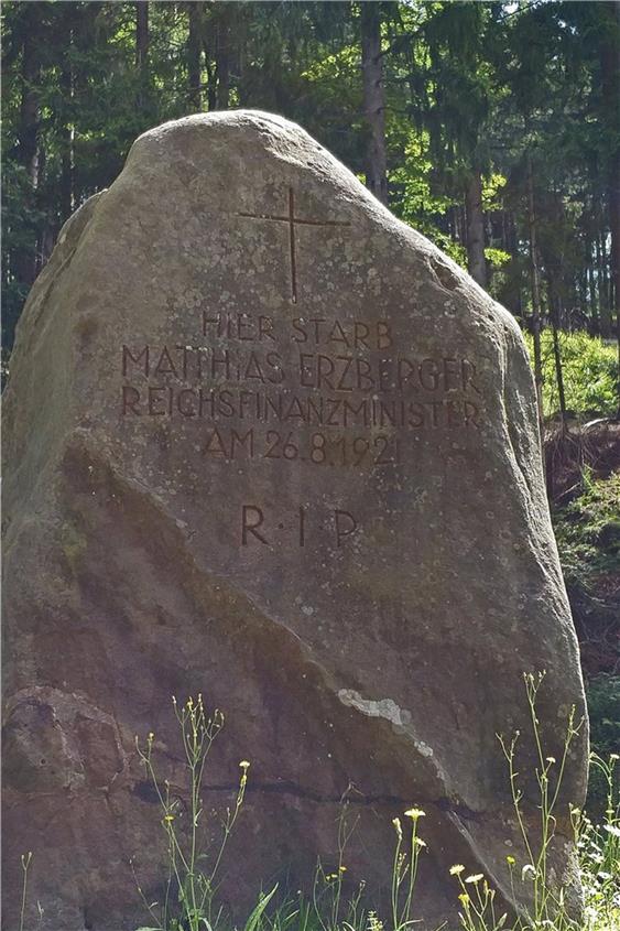 In Bad Griesbach erinnert ein Gedenkstein an die Ermordung Matthias Erzbergers vor 100 Jahren. Foto: Maria Bloching