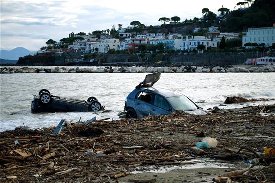 In Casamicciola wurden Dutzende Autos von den Schlammmassen ins Meer gespült. Foto: Eliano Imperato/afp