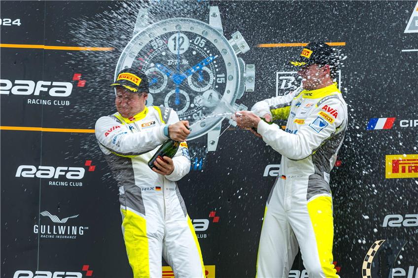 In Champagnerlaune: Max Kronberg und Finn Zulauf lassen die Korken knallen. Bild: W&S Motorsport/ Gruppe C Photography