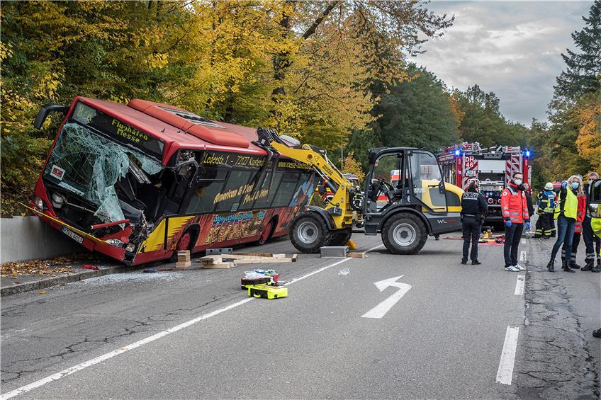 In Dettenhausen wurde ein Bus durch einen Radlader verwüstet. Bild: Ulrich Metz
