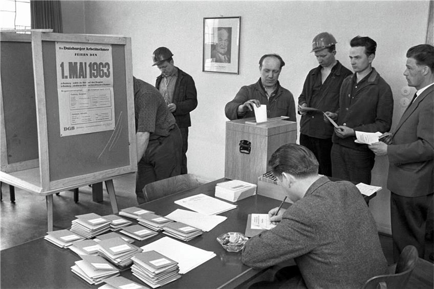 In Duisburg stimmen 1963 IG Metall-Mitglieder über einen möglichen Streik ab. Die Metallindustrie war eine der ersten Branchen, in der die 40-Stunden-Woche eingeführt wurde. Foto: Heinz Ducklau/dpa