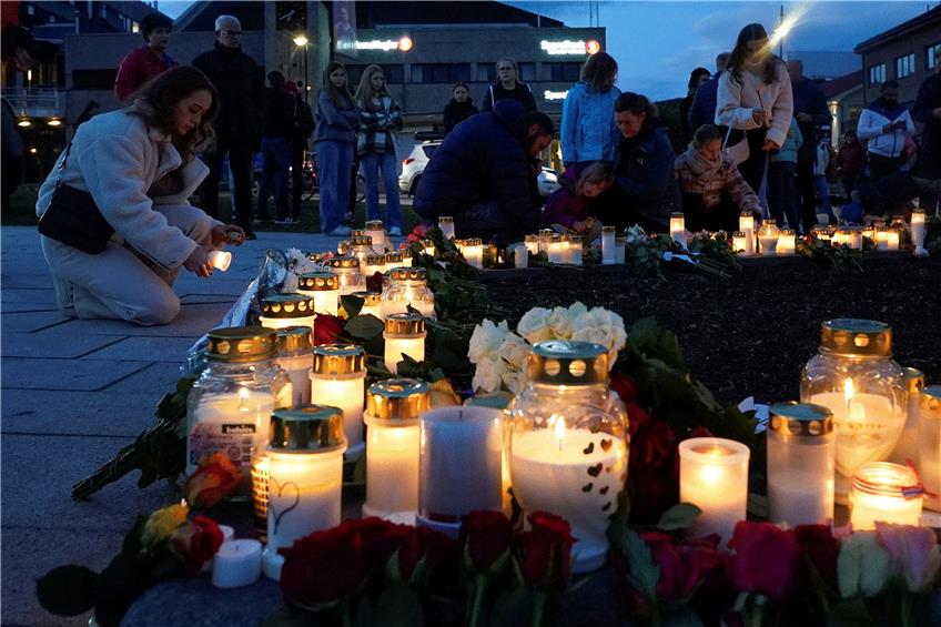 In Kongsberg zünden Personen Kerzen für die Opfer der Tat an. Foto: Terje Bendiksby/dpa