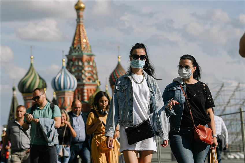 In Moskau sieht man wieder vermehrt Menschen mit Masken. Am Donnerstag beginnt ein zehntägiger Mini-Lockdown. Foto: picture alliance/dpa/XinHua /Bai Xueqi