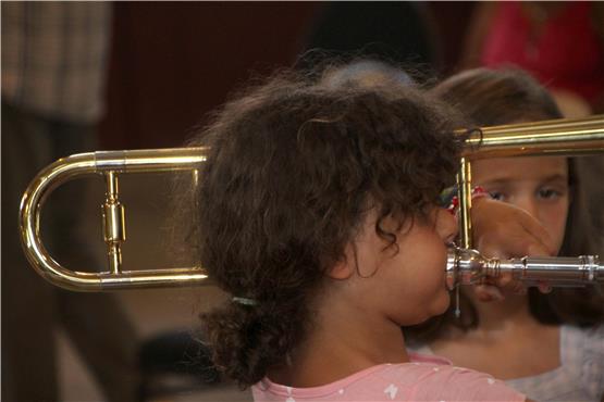 In Nehren konnten sich Kinder auch an größeren Instrumenten versuchen.Bild: Michael Brandt