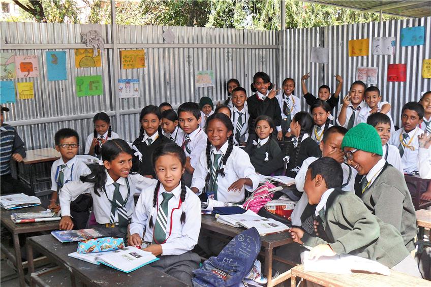 In Notklassenräumen werden die Kids der Kailash-Bodhi-Schule derzeit unterrichtet. Ihre alte Schule zerstörte 2015 ein Erdbeben. Bild: Verein