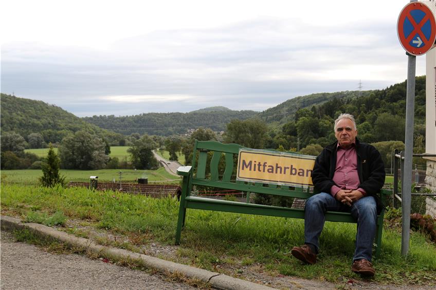 In Obernau sollen Mitfahrbänke das Fortkommen aus dem Ort erleichtern. Ortsvorsteher Reinhard Buchholz bekam ein Mitfahrangebot, sobald er fürs Foto Platz genommen hatte. Bild: Bernhard