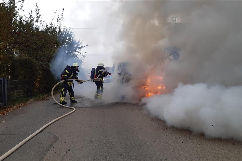 In Pfrondorf brannte am Nachmittag ein Kleinstransporter. Bild: Feuerwehr Tübingen