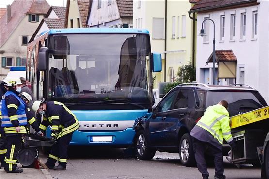 In Remmingsheim stieß am Montag ein Auto mit einem Linienbus zusammen. Der Autofahrer verletzte sich dabei schwer. Bild: Ulmer