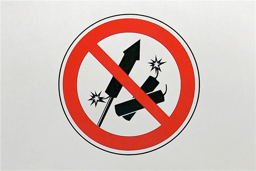 In Tübingen weist ein Schild auf das Feuerwerksverbot hin. Ähnliche könnten dieses Jahr in Reutlingen hängen. Archivbild: Ulrich Metz